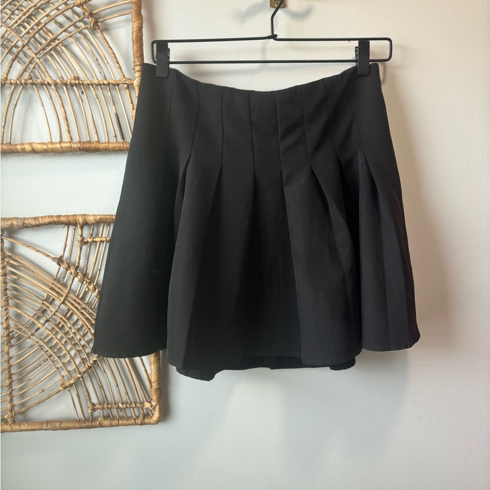 Preppy | Women’s High-waisted A-Line Twirly Black Pleated Mini Skirt | size L